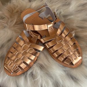 Fisherman flat sandals in gold metallic.